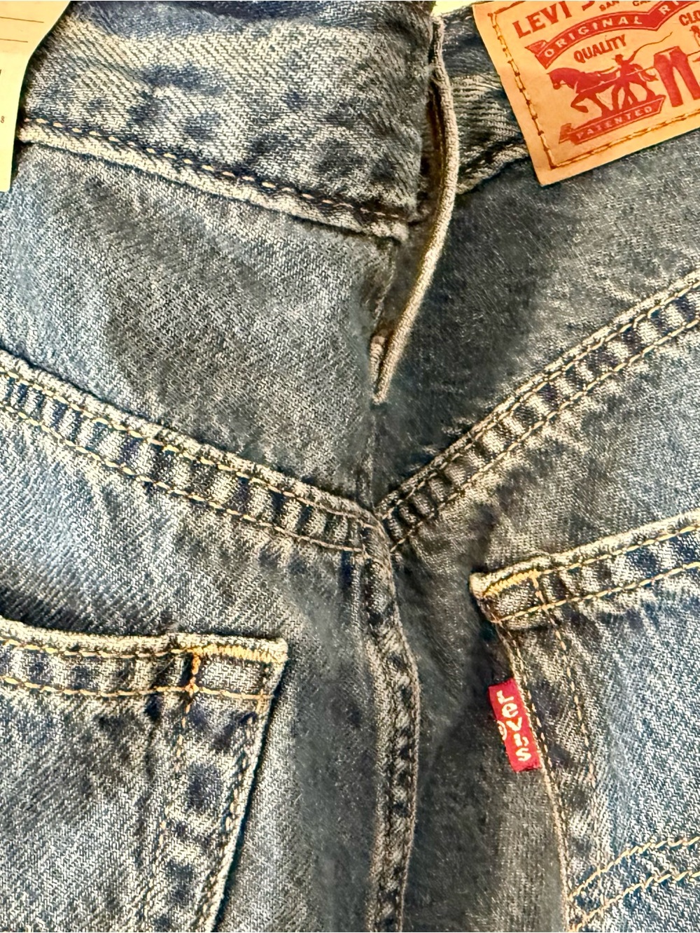 Levi's High-Rise Cinch Baggy Women's Jeans - Picture 4 of 5